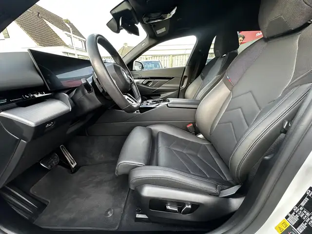 BMW 5 Series view 11