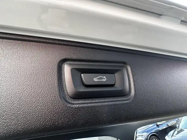 BMW 5 Series view 25