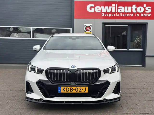 BMW 5 Series view 22
