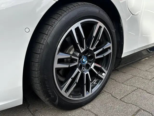 BMW 5 Series view 18