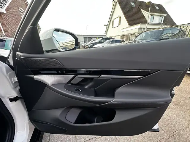 BMW 5 Series view 26
