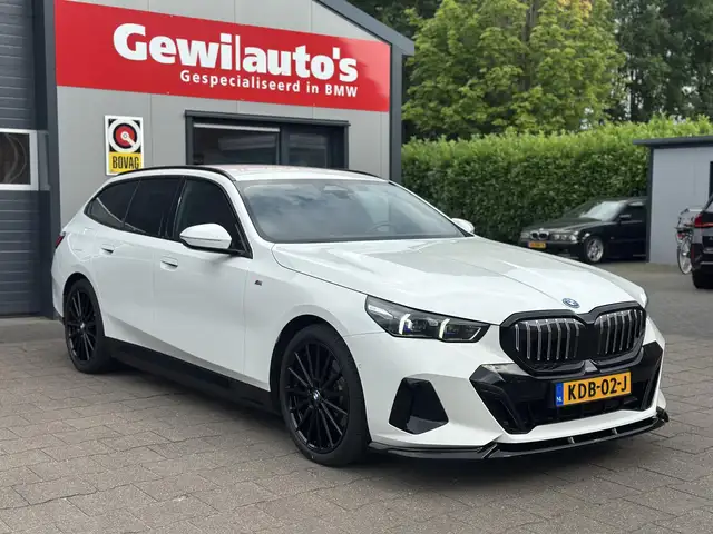 BMW 5 Series view 19