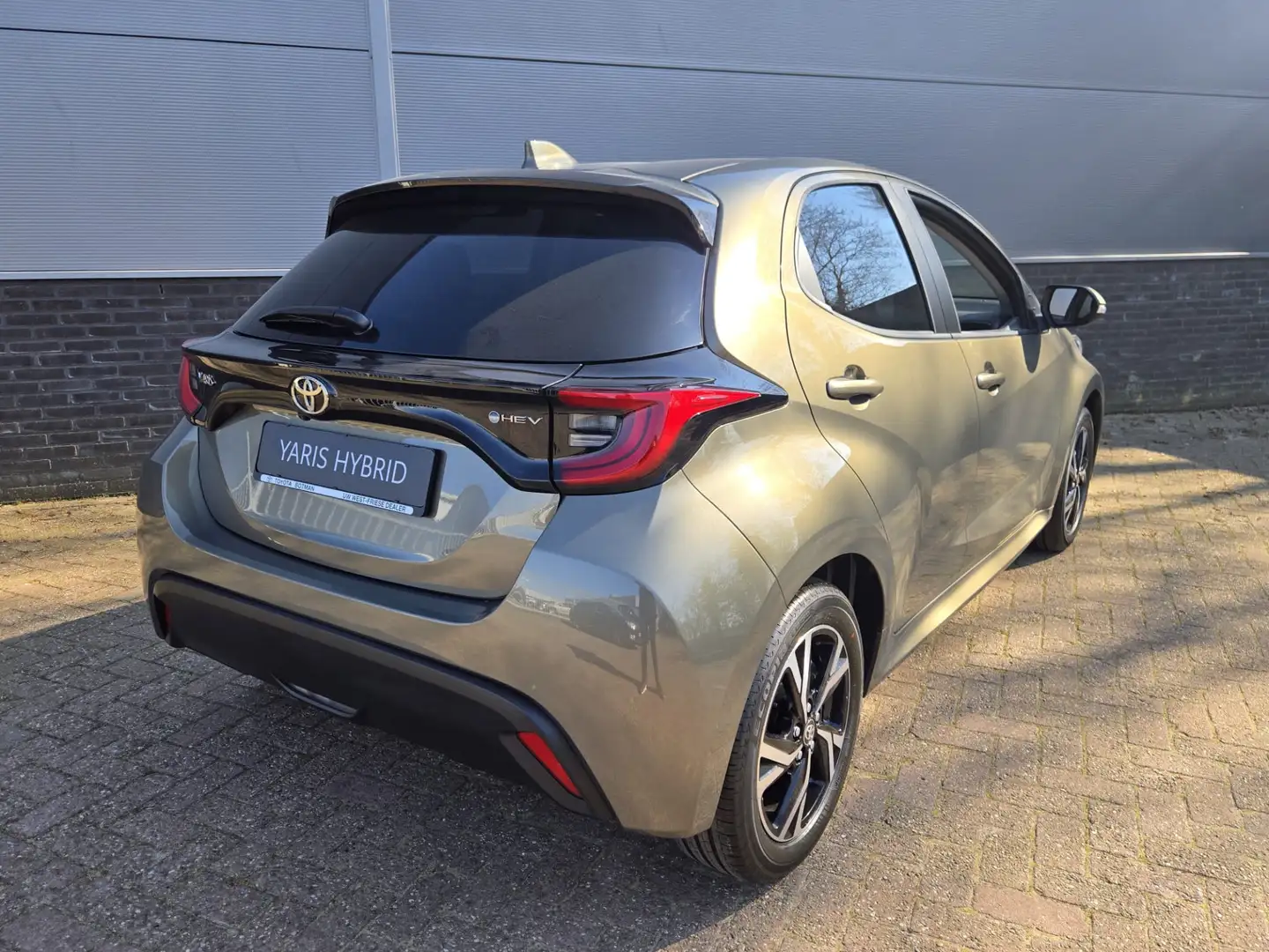 Toyota Yaris 1.5 Hybrid 115 First Edition Demonstratie Auto ! Groen - 2