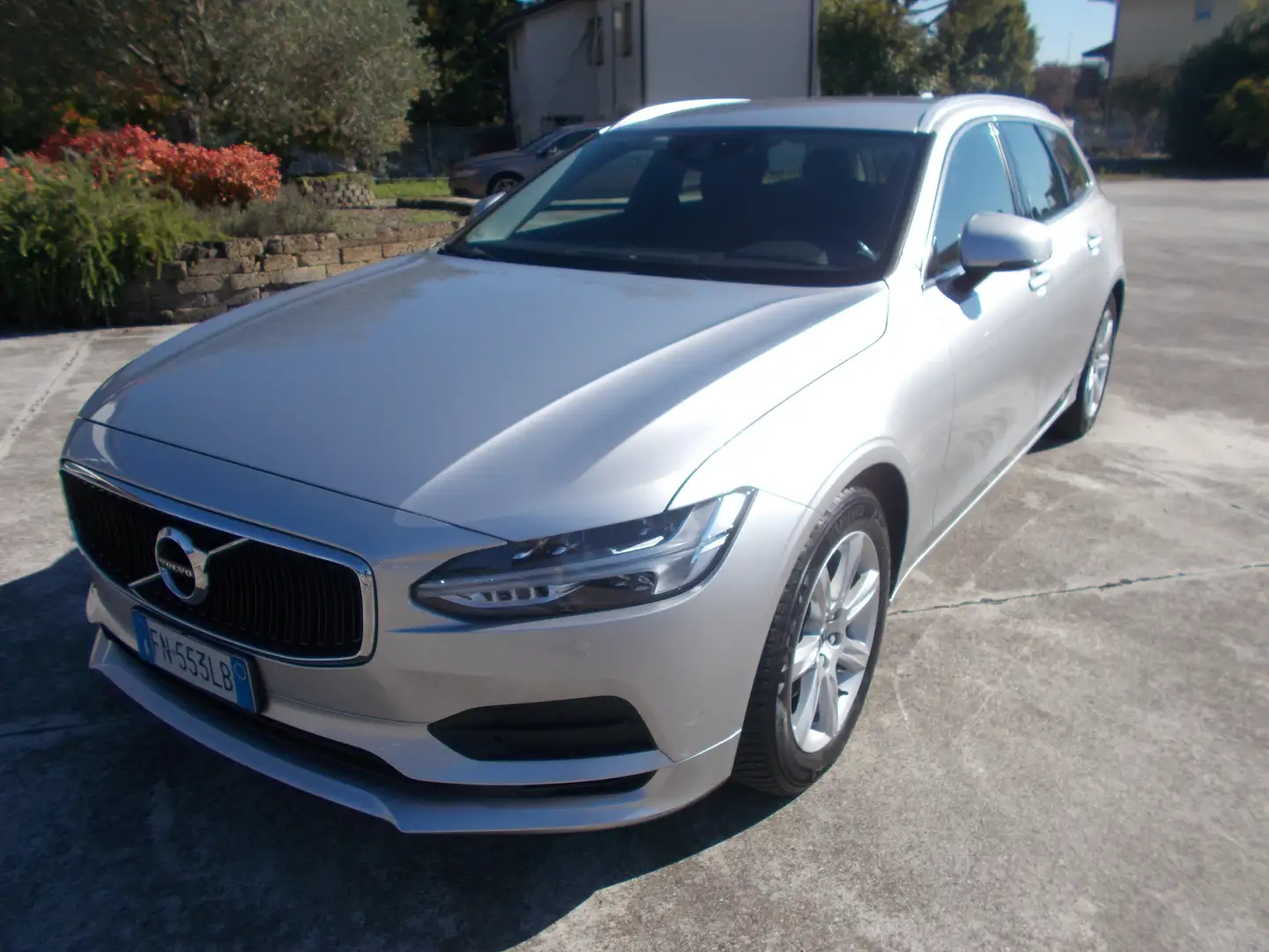 Volvo V90 2.0 d4 Momentum geartronic AWD Argento - 1