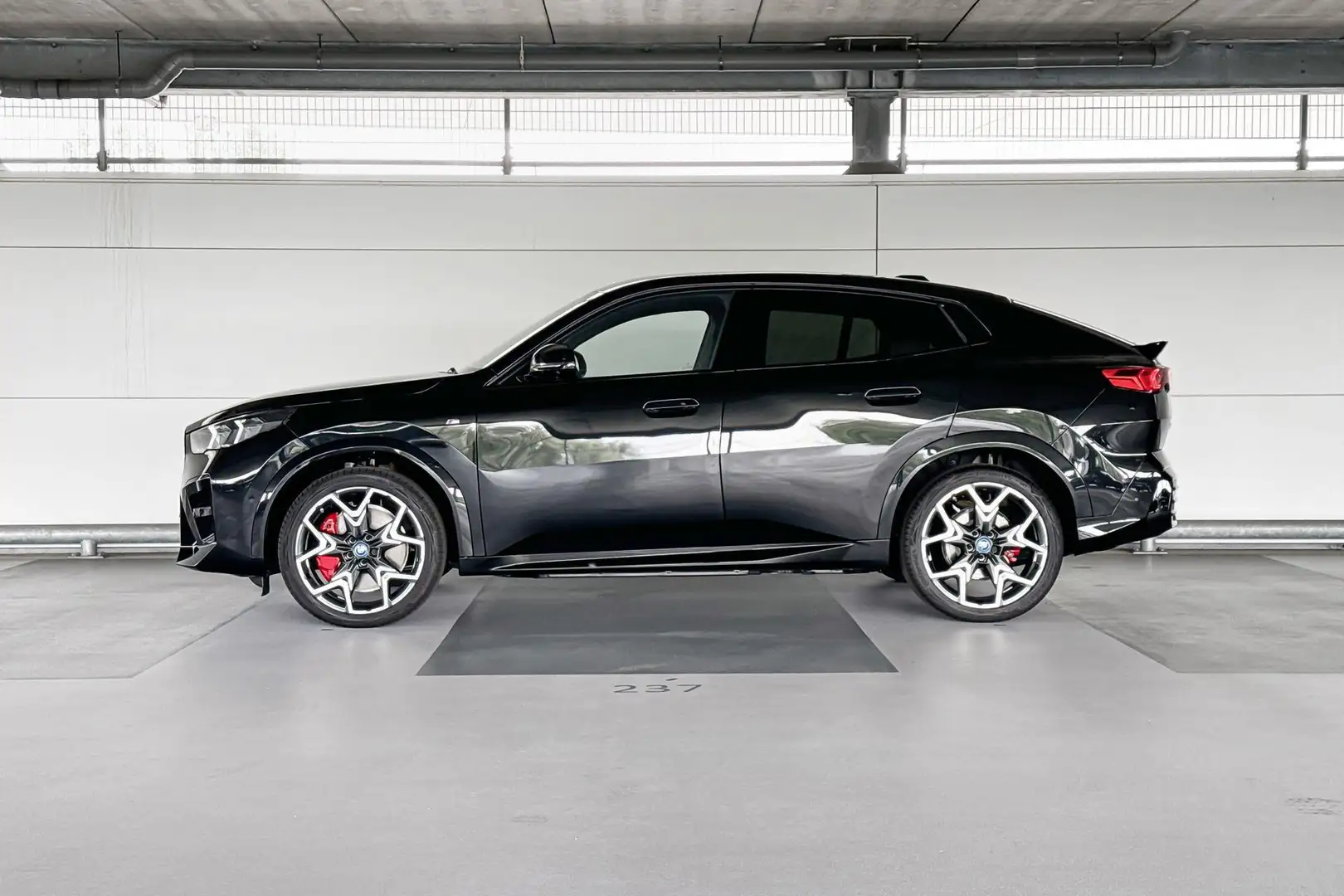BMW iX2 eDrive20 | Stuurwielrand verwarmd | Driving Assist Zwart - 2