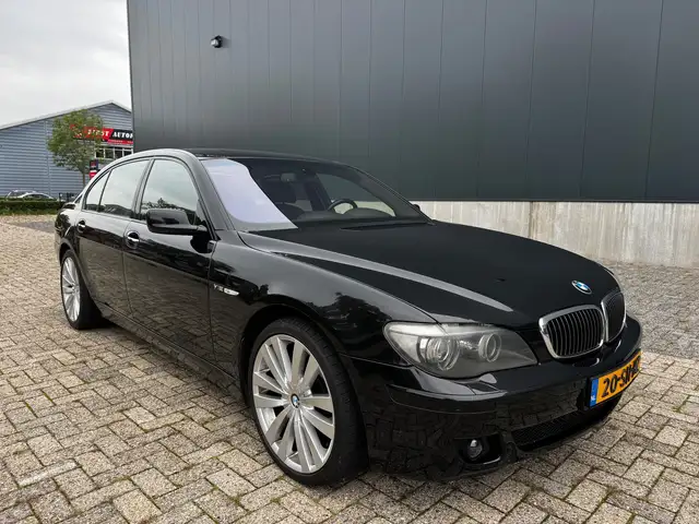 BMW 7 Series view 26