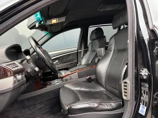 BMW 7 Series view 16