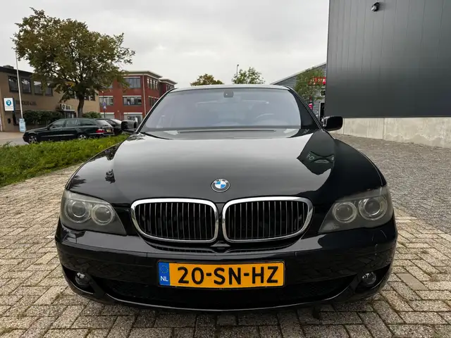 BMW 7 Series view 25