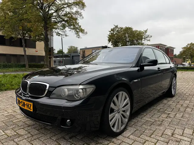 BMW 7 Series view 24