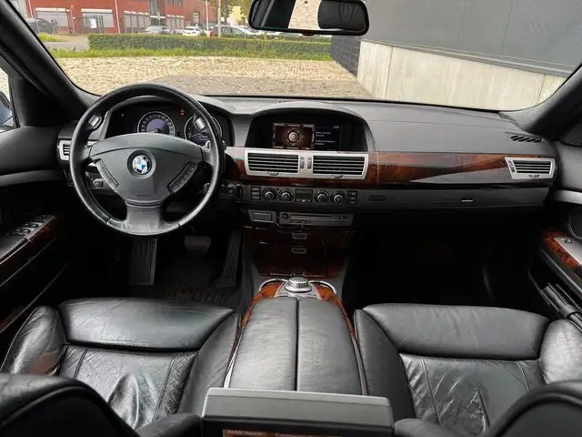 BMW 7 Series view 3