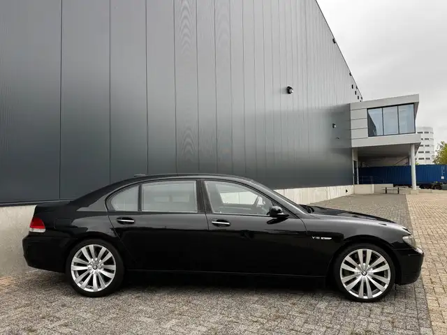 BMW 7 Series view 23