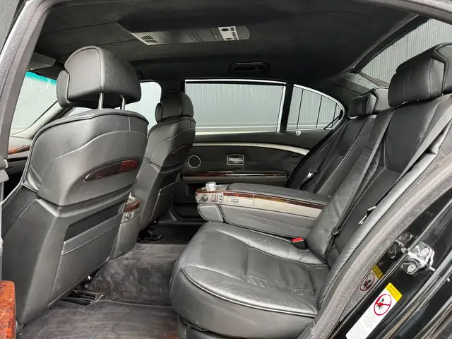 BMW 7 Series view 8