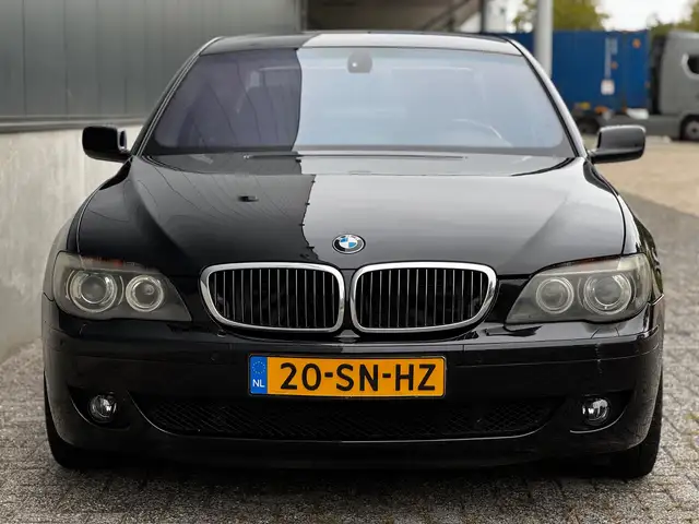 BMW 7 Series view 17