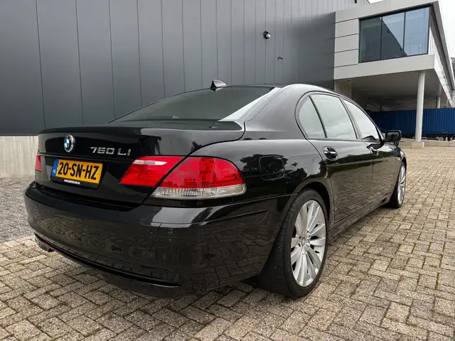 BMW 7 Series view 28