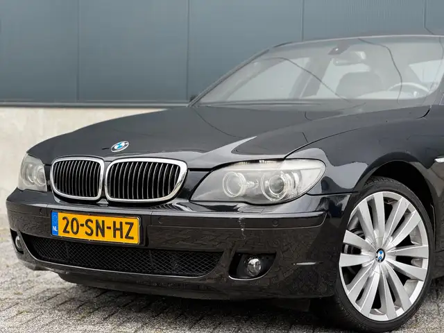 BMW 7 Series view 4