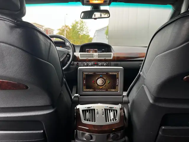 BMW 7 Series view 10