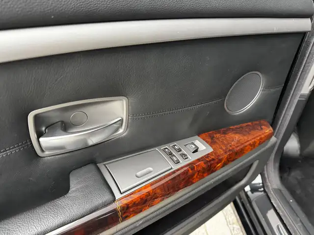 BMW 7 Series view 9