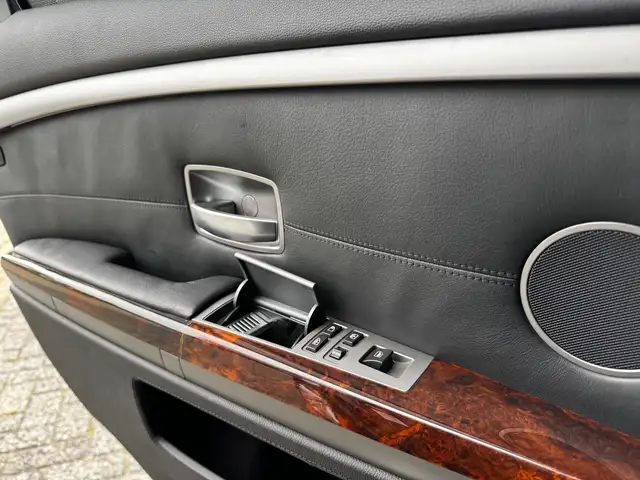 BMW 7 Series view 12