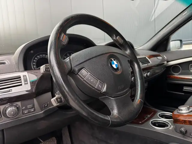 BMW 7 Series view 14