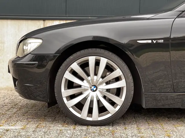 BMW 7 Series view 18