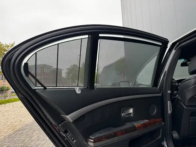 BMW 7 Series view 13