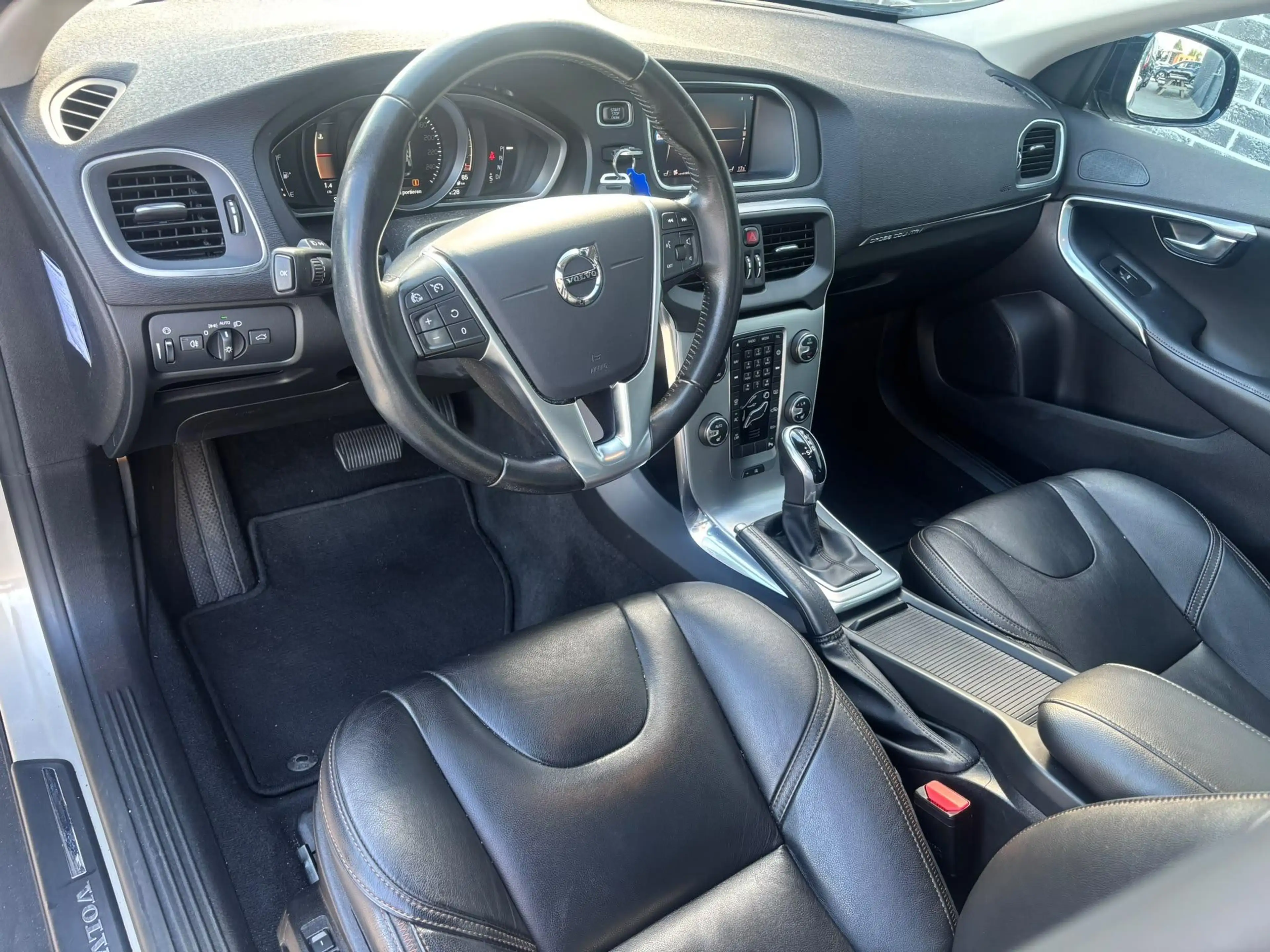 Volvo V40 Cross Country 1.5 T3 Nordic+ | Panoramadak | Achteruitrijcamera — photo 2