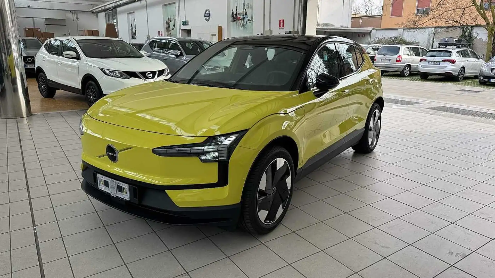 Volvo EX30 Plus, Single Motor Extended Range, Elettrico Galben - 1