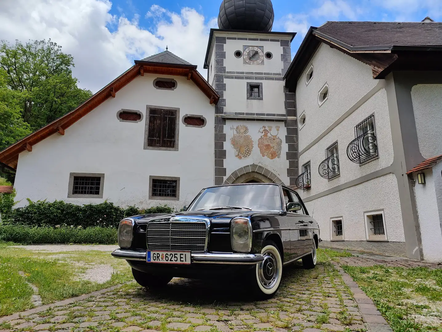 Mercedes-Benz W 114/115 Strich-Acht 240 D Noir - 2