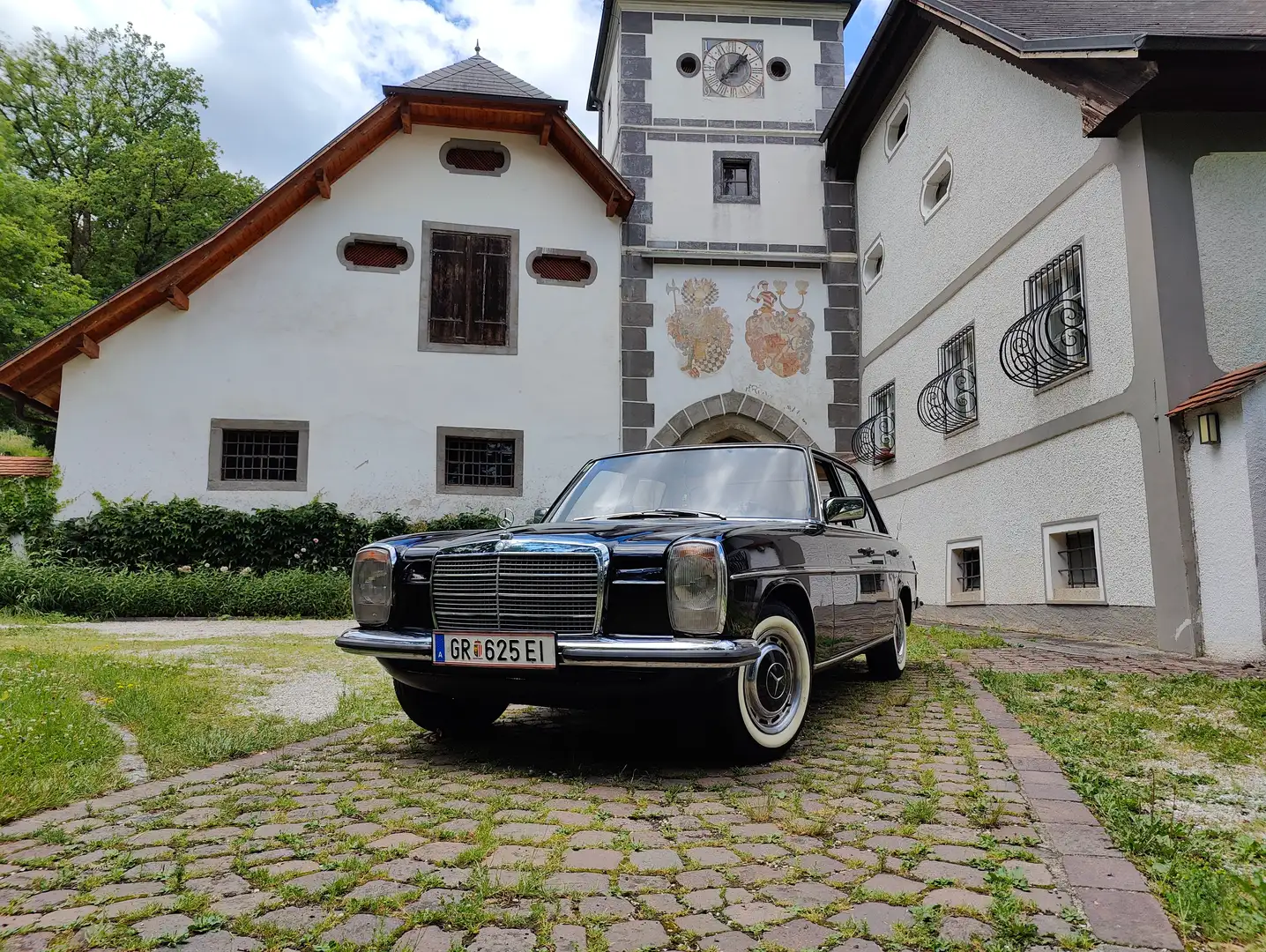 Mercedes-Benz W 114/115 Strich-Acht 240 D Noir - 1