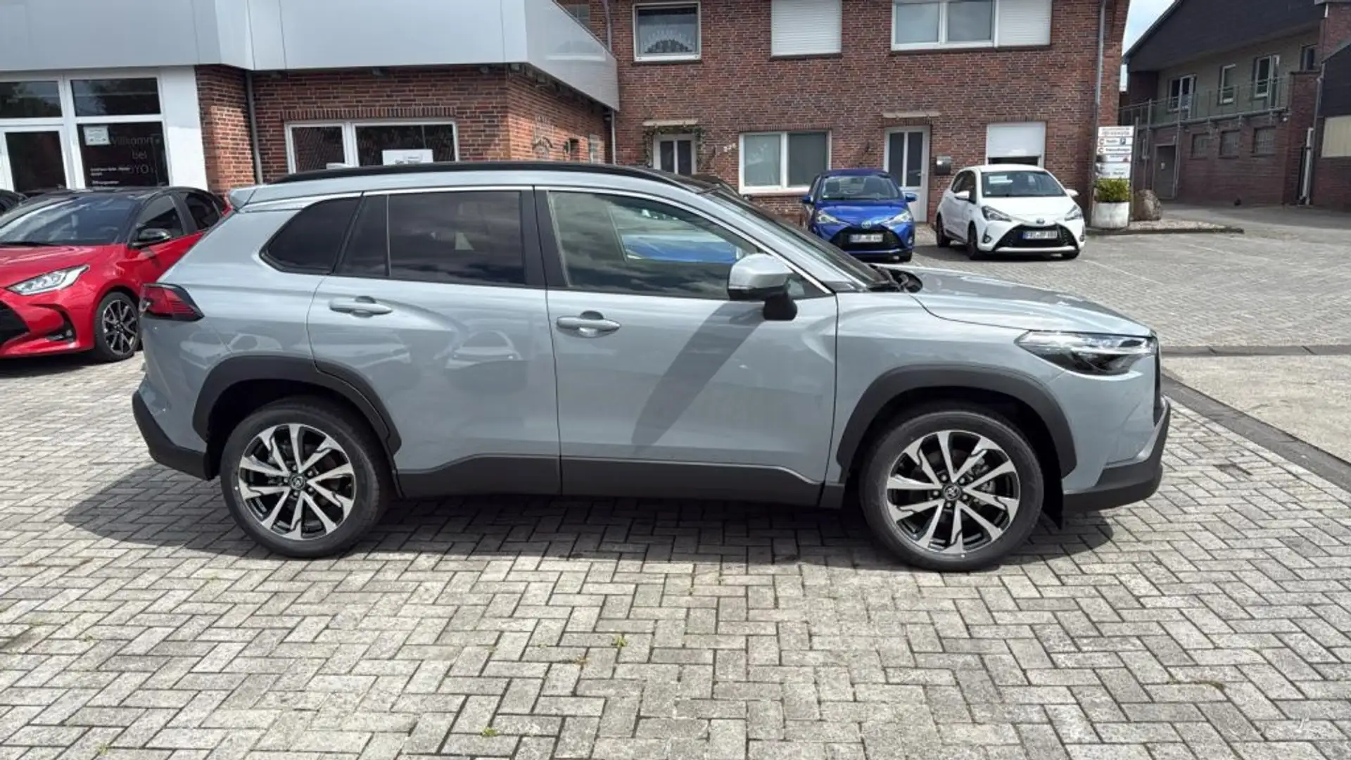Toyota Corolla Cross Hybrid 2.0 VVT-i Teamplayer Gris - 2