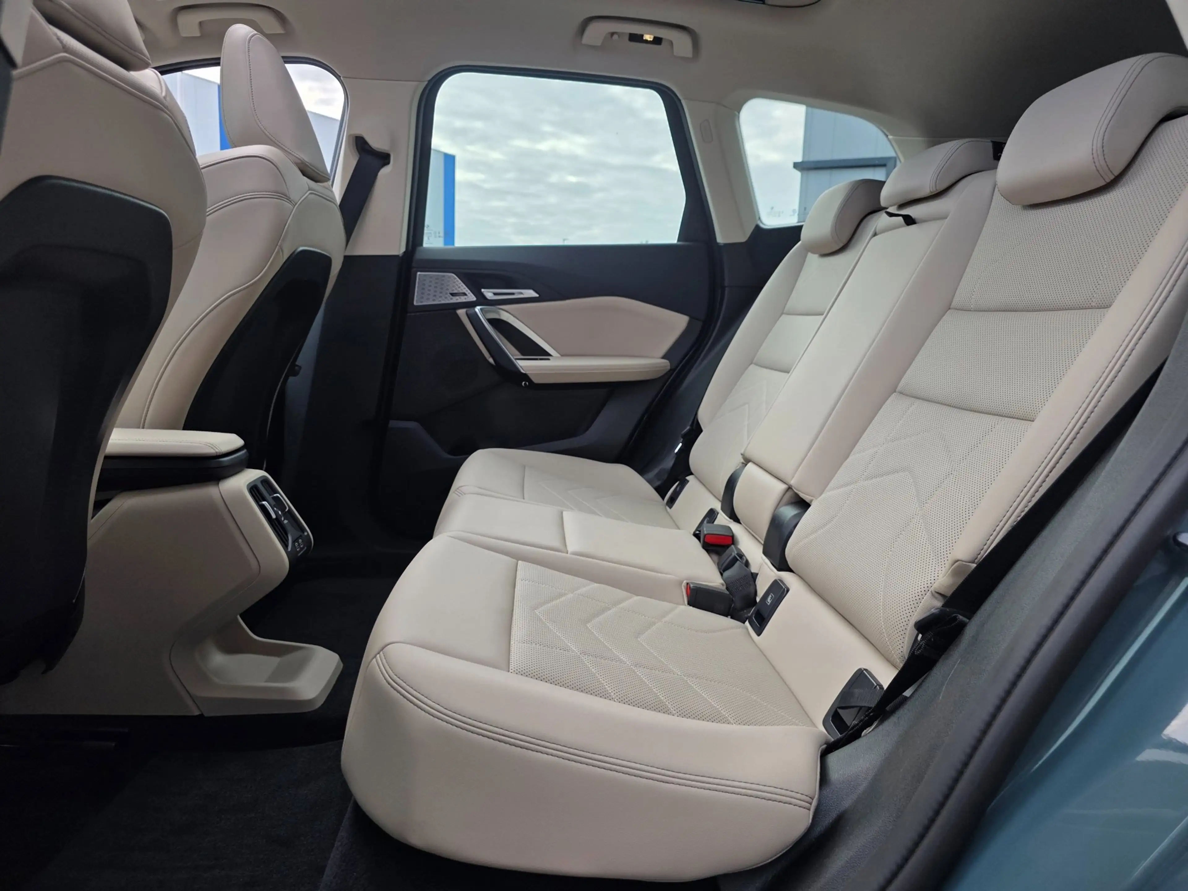 BMW iX1 EDrive20 67 kWh | NAP | 100% SOH | PANO | LEDER | — photo 10