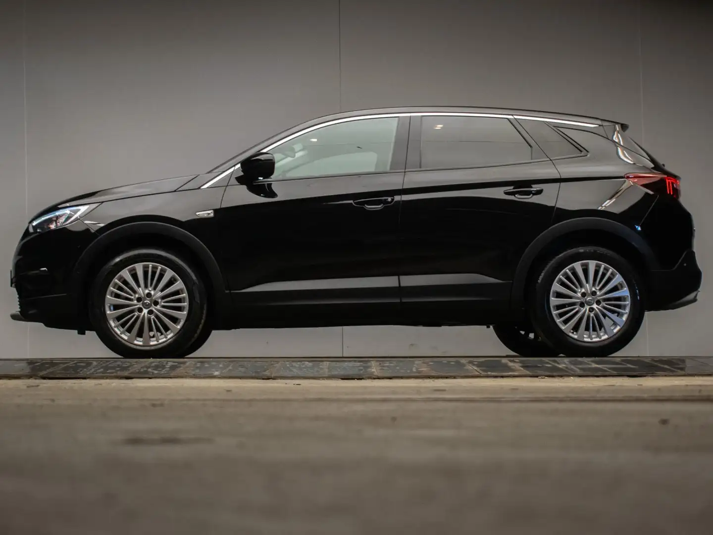 Opel Grandland X 1.2 Turbo Innovation Sport (APPLE CARPLAY,NAVI,LED Black - 1