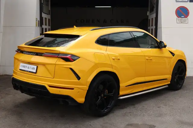 Lamborghini Urus view 6