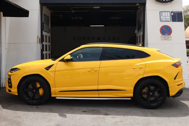 Lamborghini Urus view 9