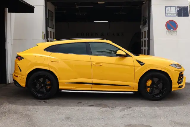 Lamborghini Urus view 5