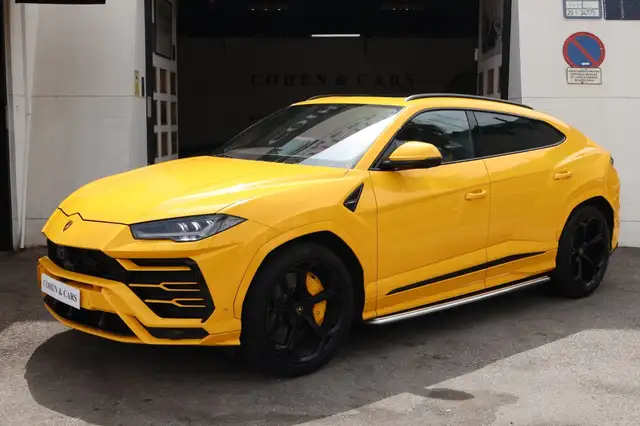 Lamborghini Urus view 2