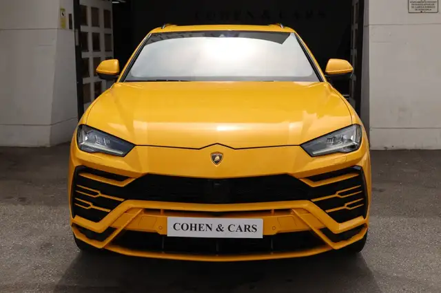 Lamborghini Urus view 3