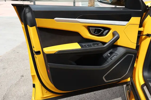 Lamborghini Urus view 11