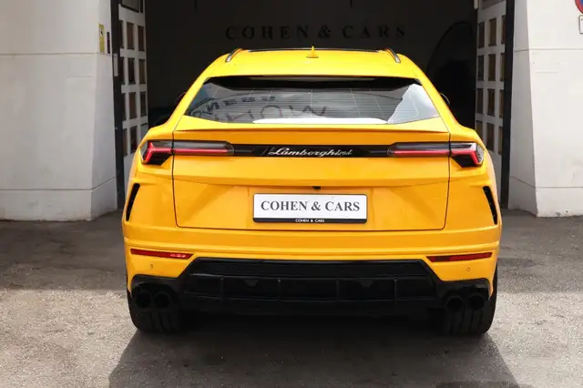 Lamborghini Urus view 7