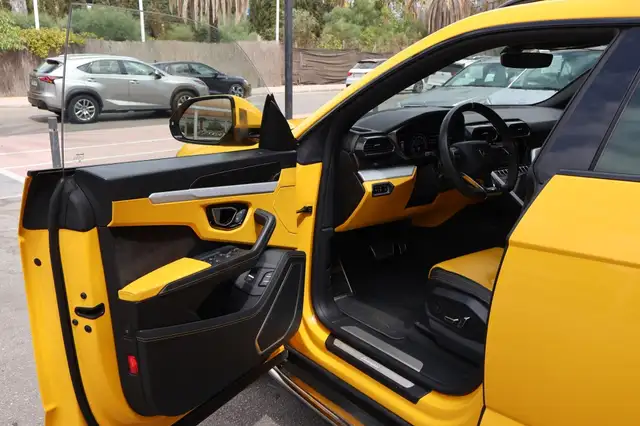 Lamborghini Urus view 10