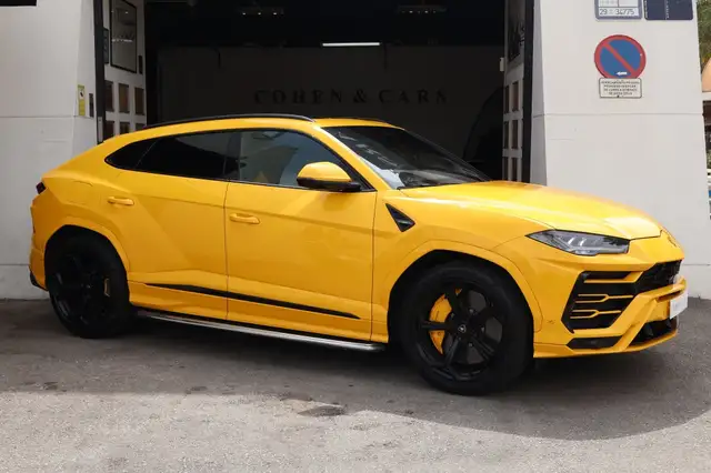 Lamborghini Urus view 4