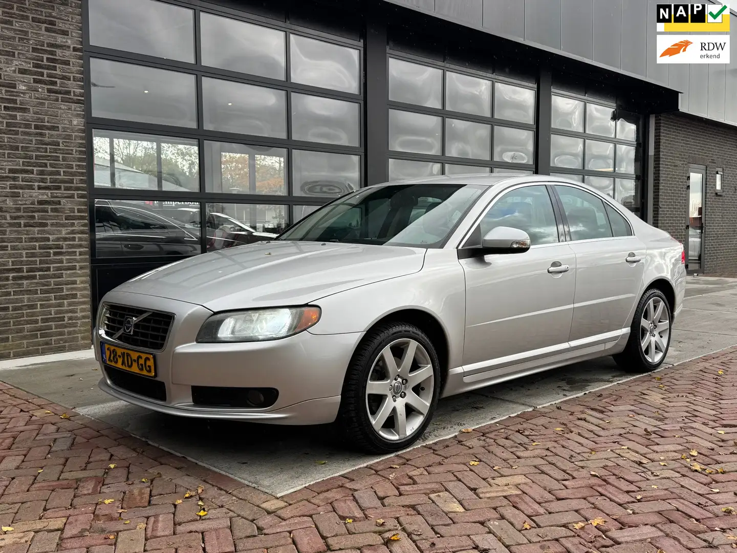 Volvo S80 2.5 T Momentum | Autm | Leer | Navi | Clima | Crui Gris - 1