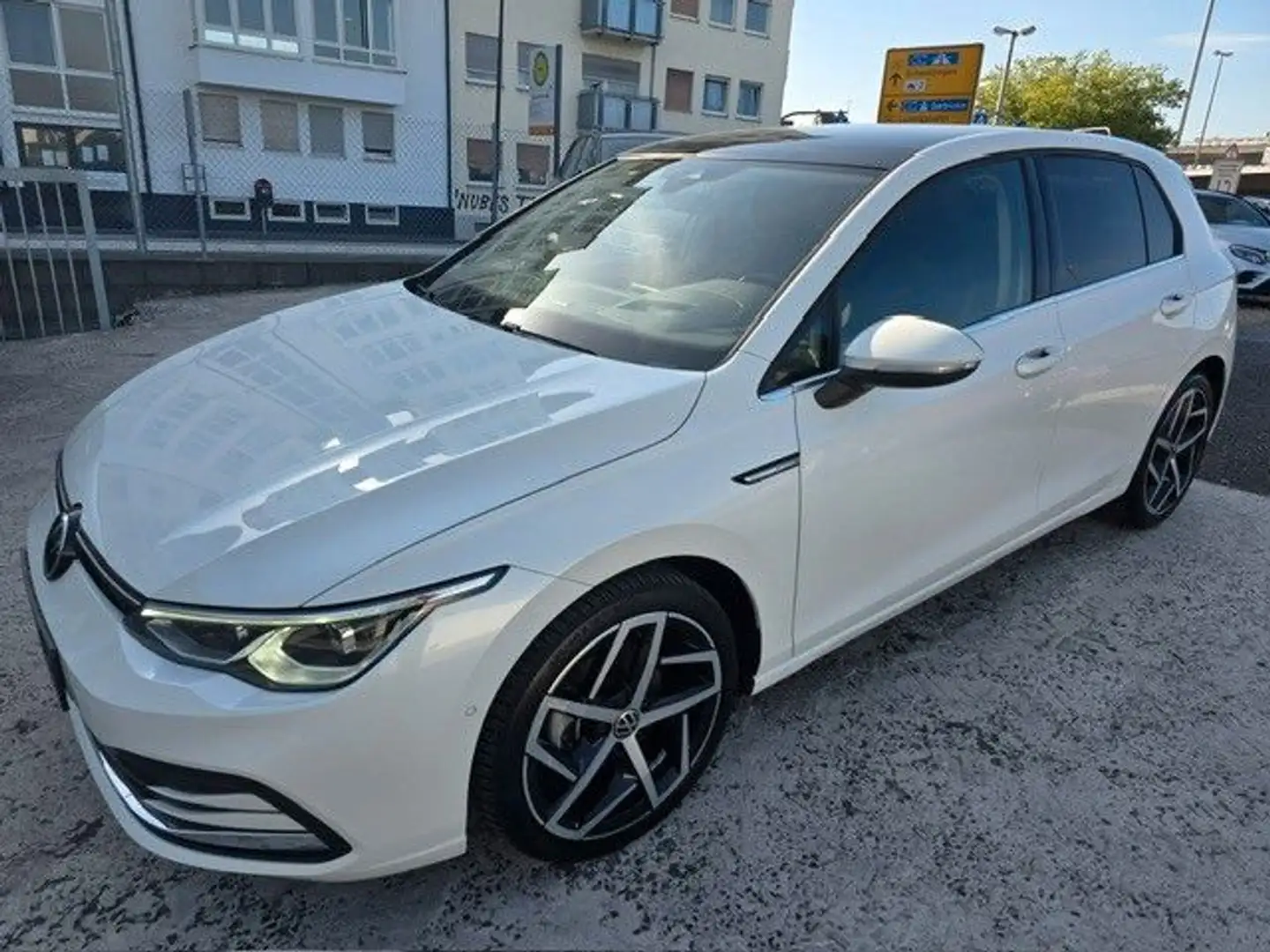 Volkswagen Golf VIII Lim. Style  1,5 eTSI KeyLess*HeadUp Weiß - 1