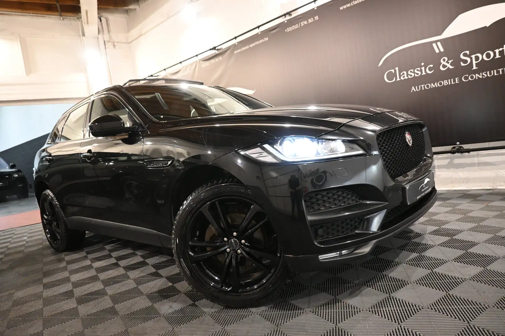 Jaguar F-Pace 2.0 D AWD LUXURY / PANO / CAMERA / FULL OPTIONS !! Zwart - 2