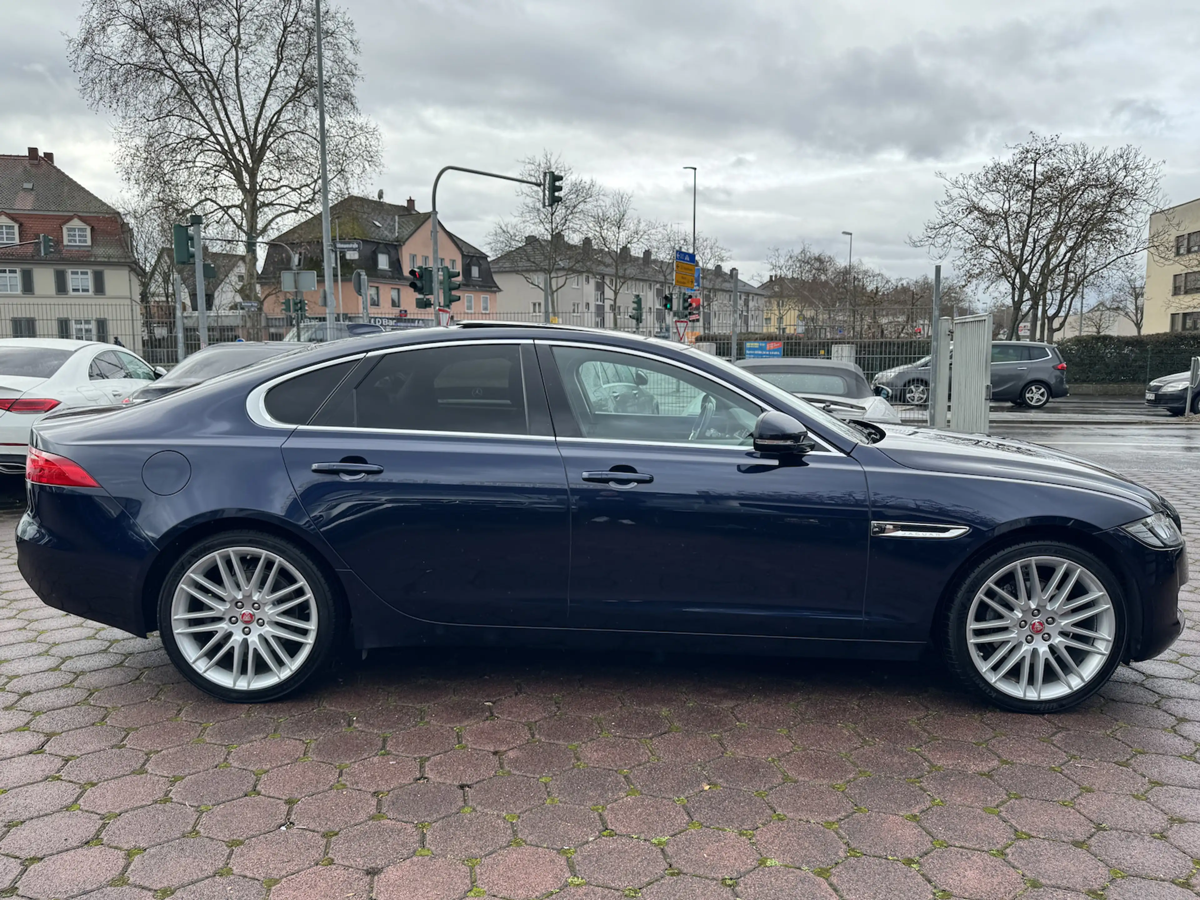 Jaguar XF 25d Prestige NAVI LEDER PANO MOTORSCHADEN — photo 4