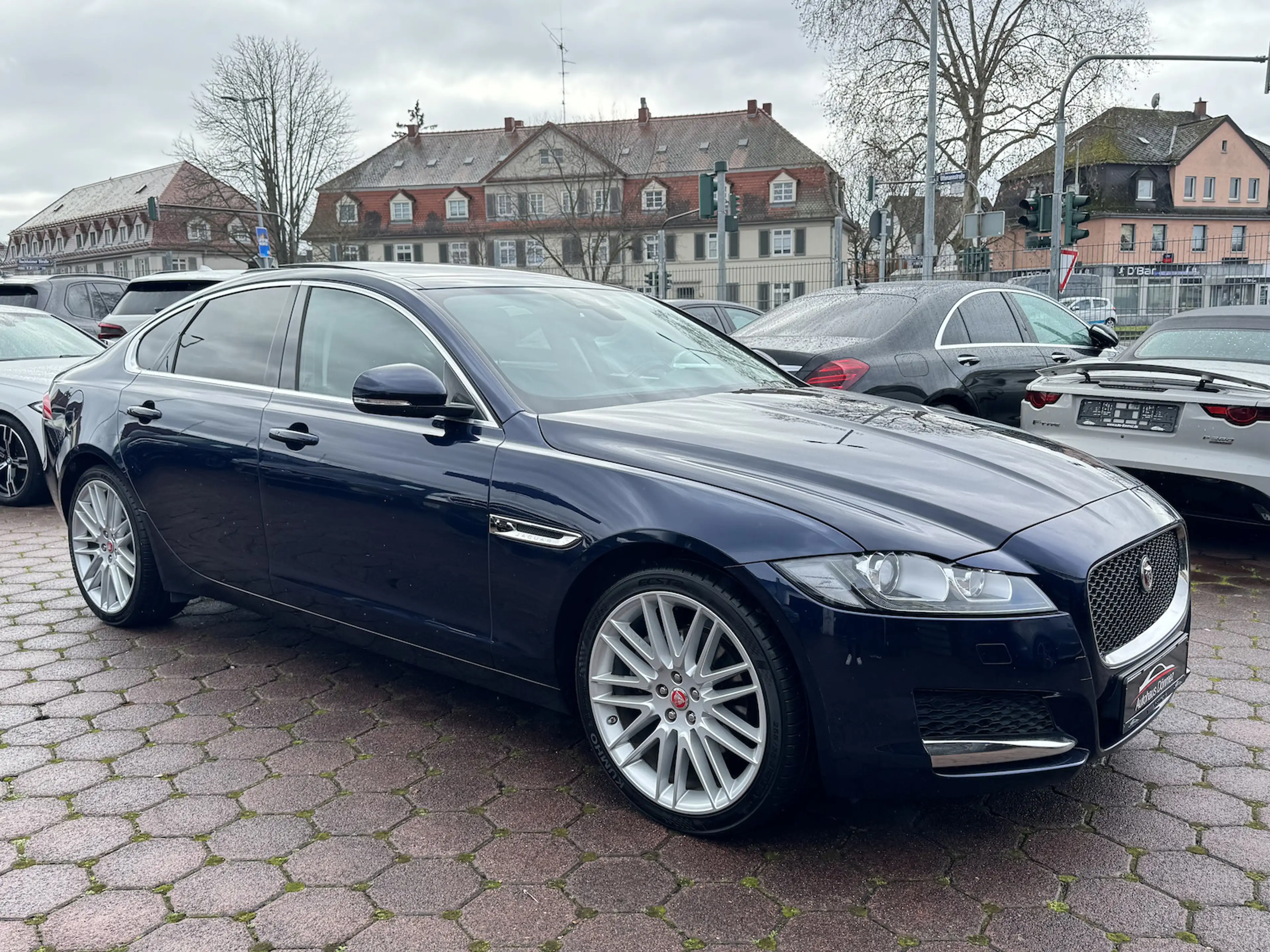 Jaguar XF 25d Prestige NAVI LEDER PANO MOTORSCHADEN — photo 3