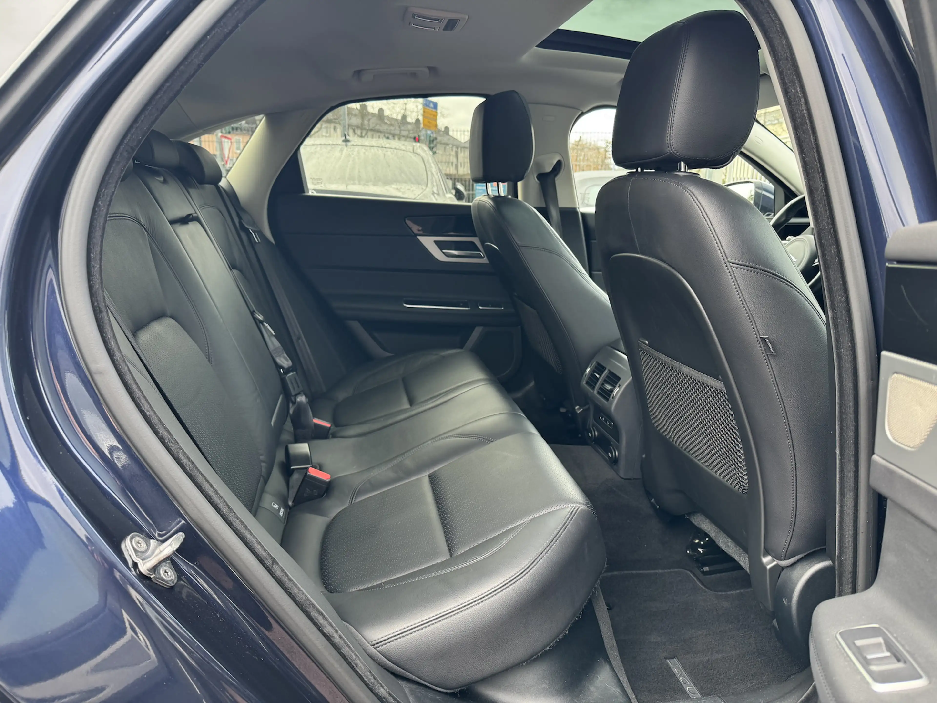 Jaguar XF 25d Prestige NAVI LEDER PANO MOTORSCHADEN — photo 14