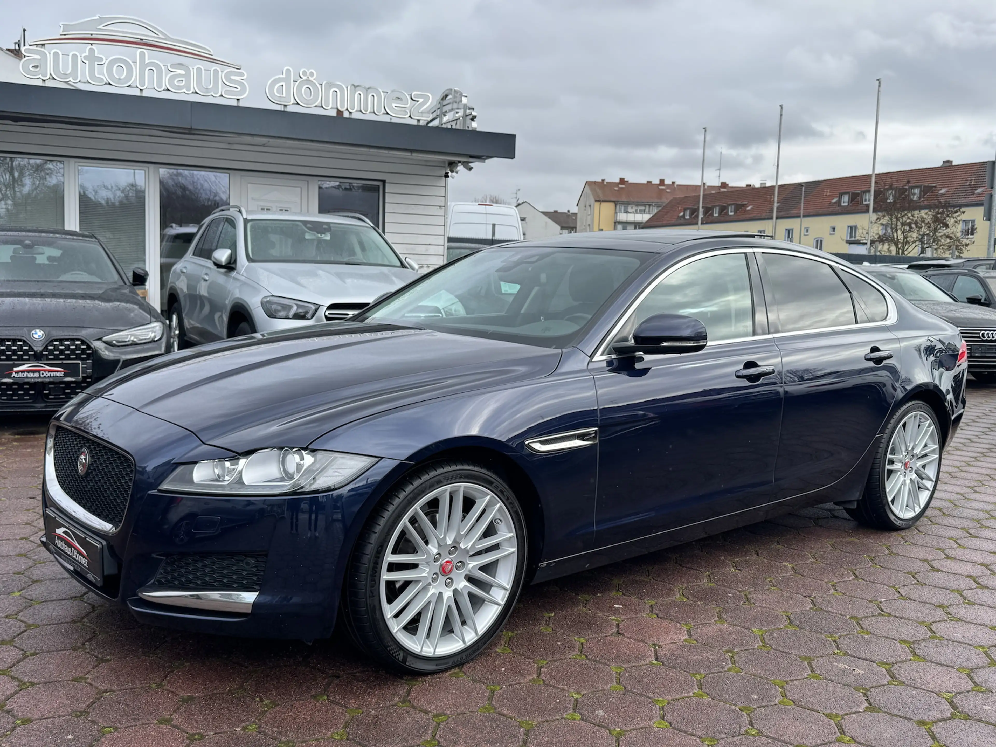 Jaguar XF 25d Prestige NAVI LEDER PANO MOTORSCHADEN