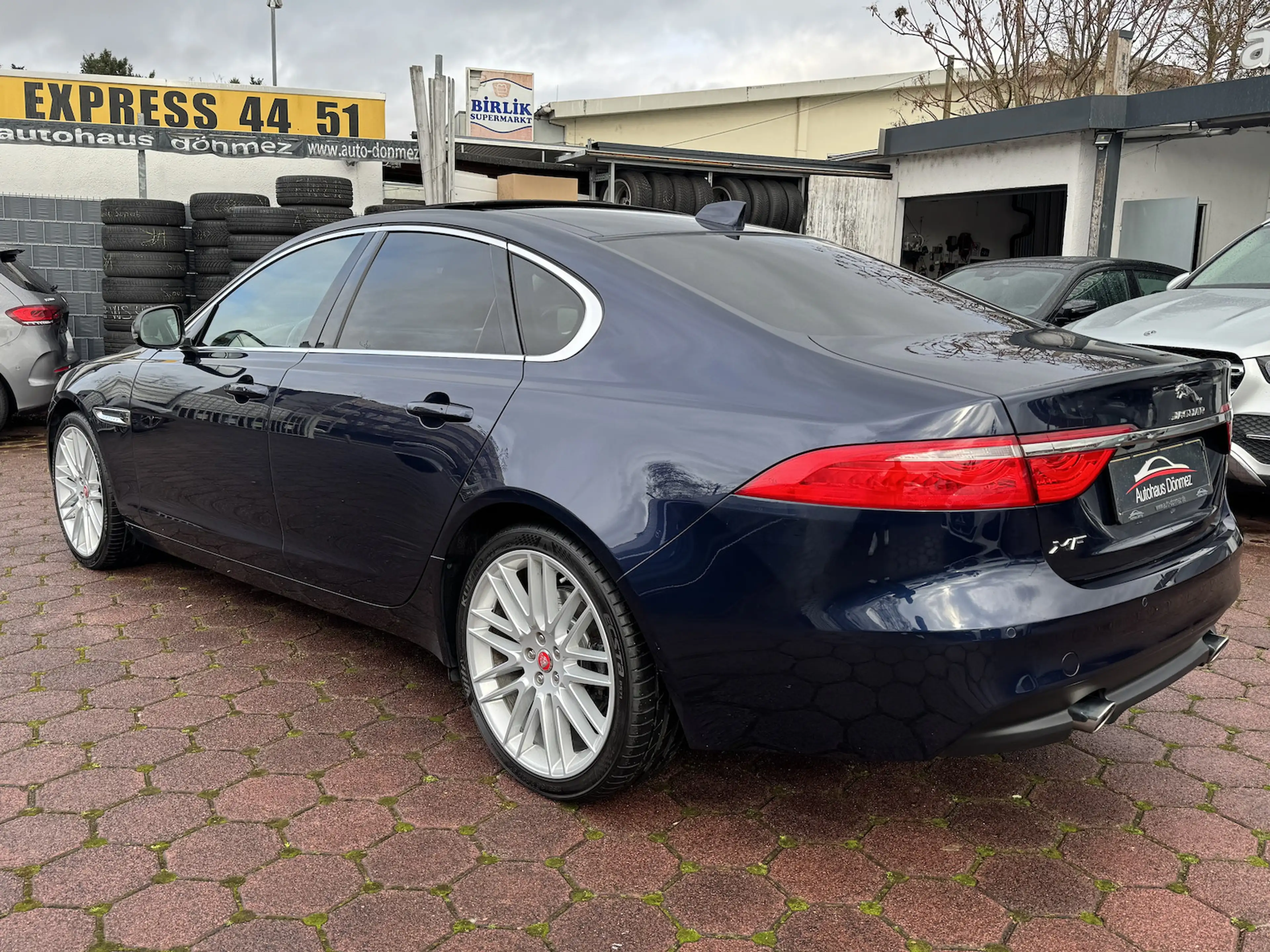 Jaguar XF 25d Prestige NAVI LEDER PANO MOTORSCHADEN — photo 7