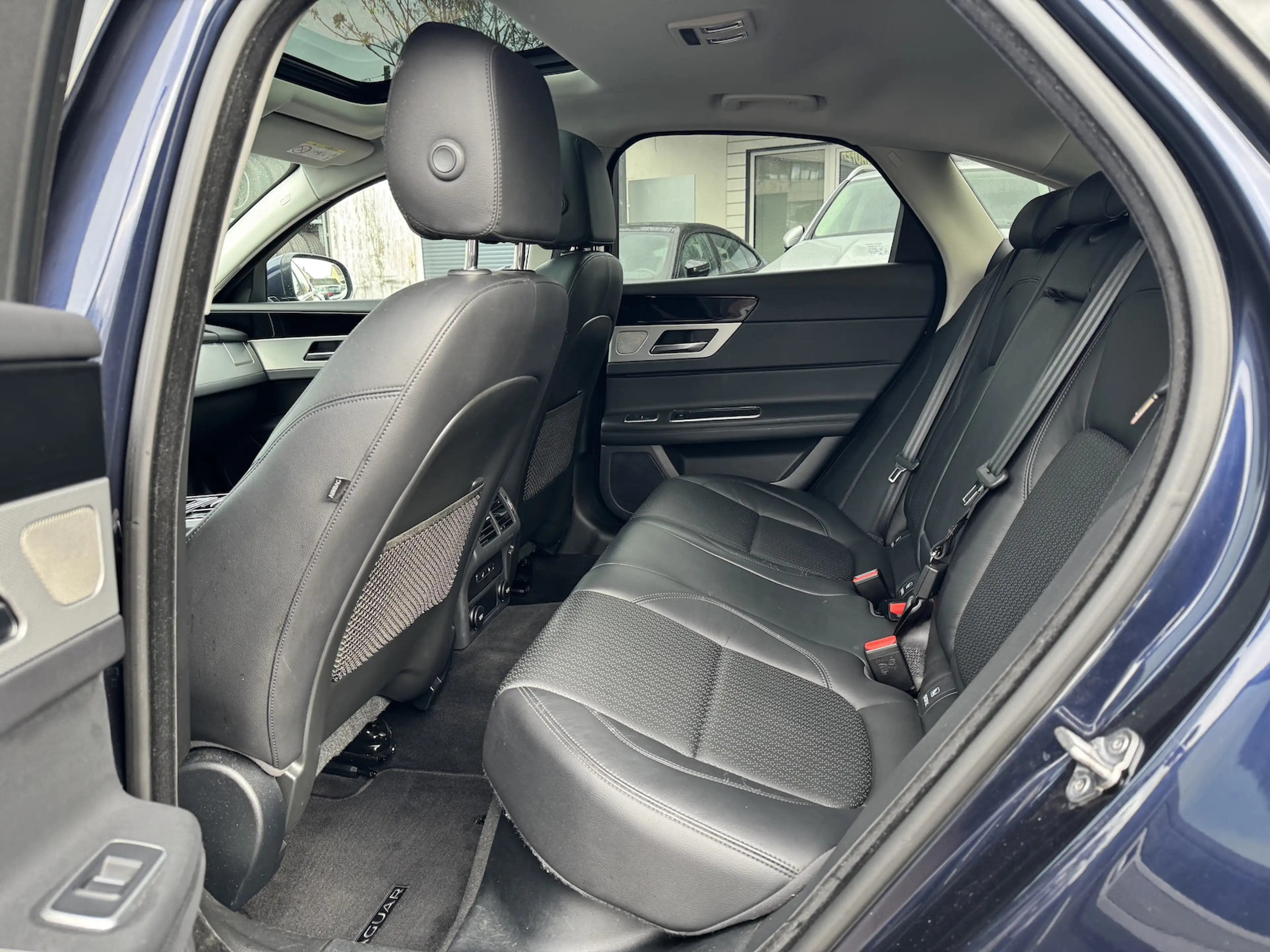 Jaguar XF 25d Prestige NAVI LEDER PANO MOTORSCHADEN — photo 12